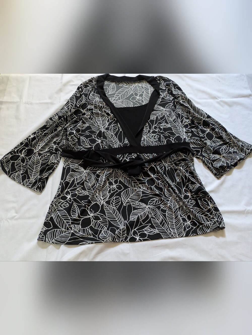 Black White Floral V-Neck 3/4 Sleeve Tunic Blouse Top - Picture 1 of 6